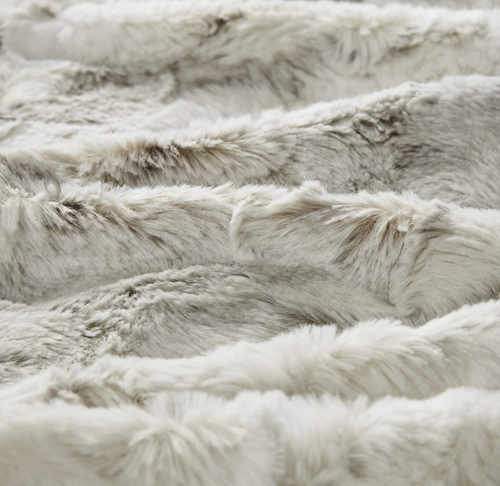 Snow Leopard Faux Fur Blanket – elegant and cozy event decor for weddings and lounges